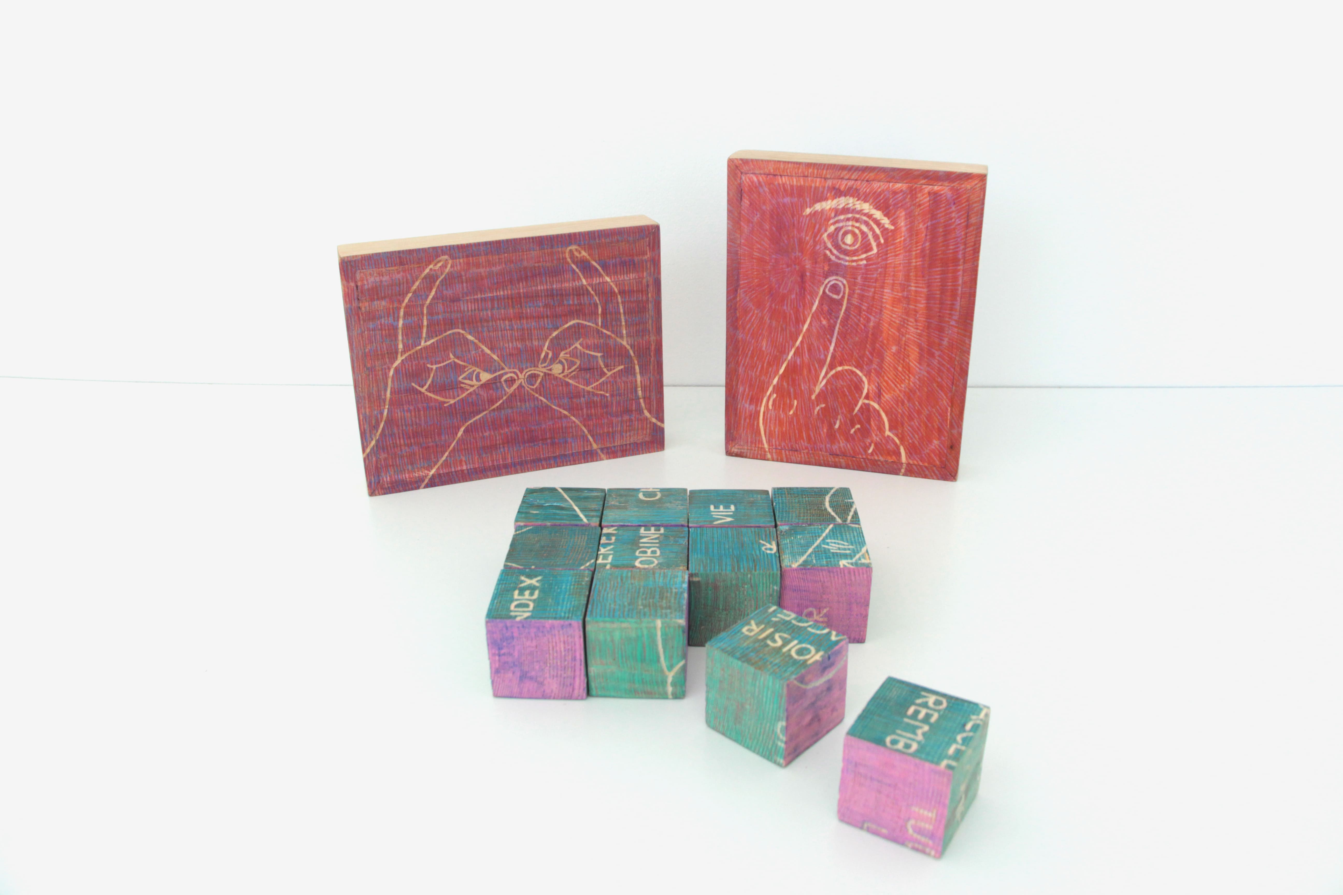 Mon oeil, 2026, peinture acrylique, crayon de couleur, papier, calque et gravure sur bois de pin et de hêtre, 21 x 17 x 7 cm